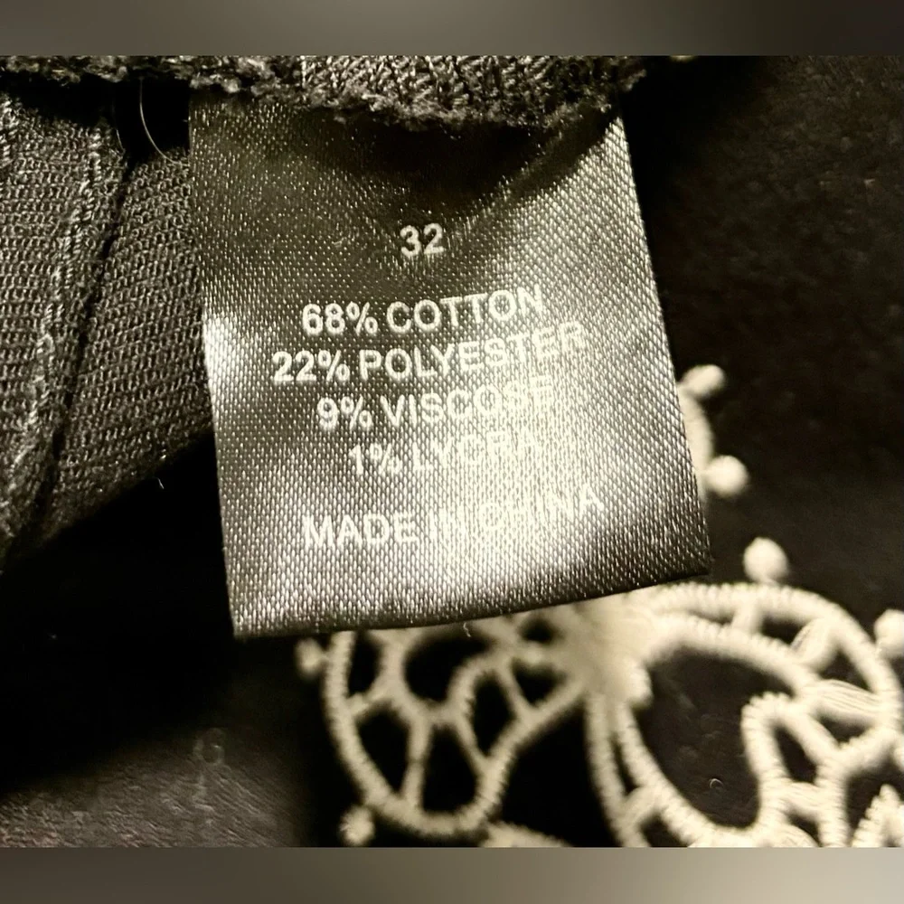 Johnny Was Embroidered Black Crop Jeans Sz 32 - Picture 6 of 9